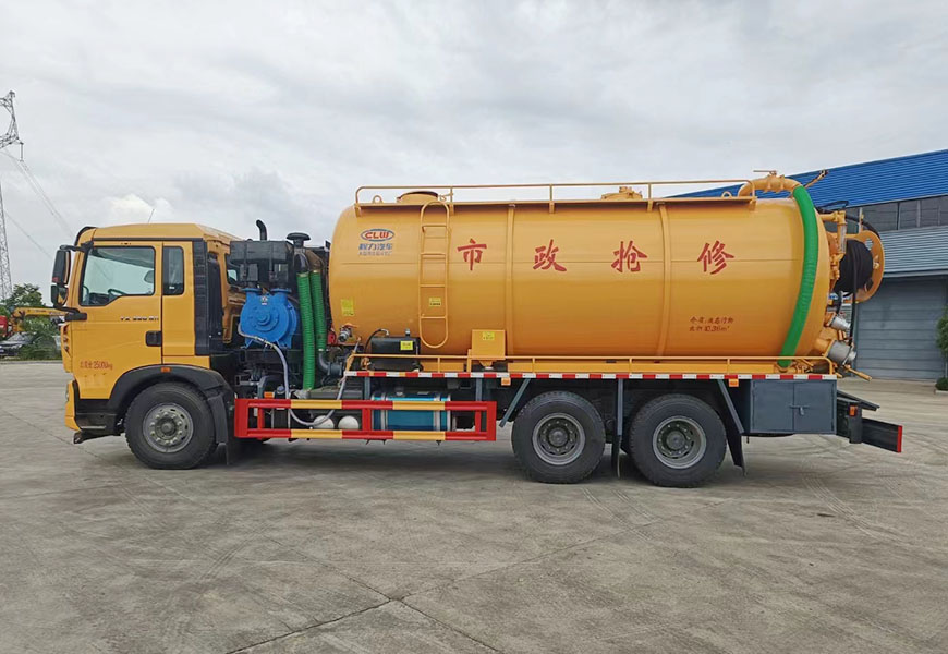 國(guó)六重汽豪沃后八輪清洗吸污車(chē)